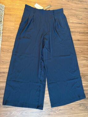 High-Rise Wide-Leg Pants in Navy